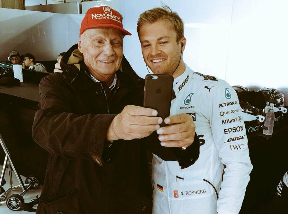 Foto zur News: Apropos Selfie: Niki Lauda greift neuerdings selbst zum Smartphone, obwohl BlackBerry längst kein Mercedes-Sponsor mehr ist. Also darf es auch ein iPhone sein. &quot;Selfie-Chairman&quot; nennt Rosbergs Medienberater Georg Nolte den Aufsichtsratsvorsitzenden des Mercedes-Teams.