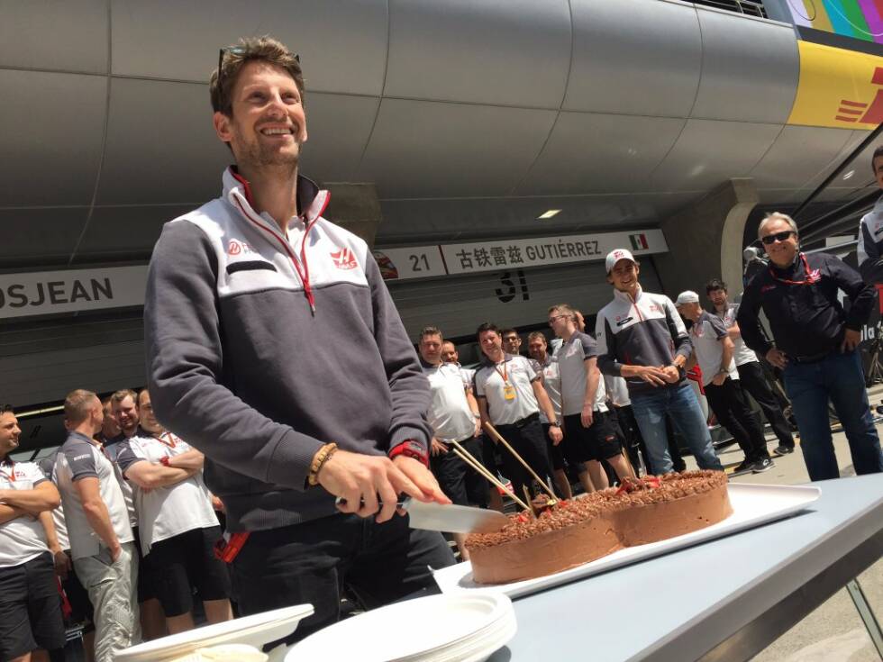 Foto zur News: Am Sonntagmorgen schneidet Romain Grosjean die Torte zu seinem 30. Geburtstag an. Ausgerechnet in Schanghai schreibt er aber die erste Null seiner Saison 2016 an. Der Haas-Teamleader ärgert sich über die Kollision in der ersten Kurve: &quot;Dummer Ericsson!&quot;