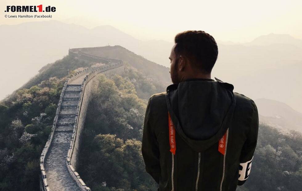 Foto zur News: Er hat sich vorgenommen, dieses Jahr mehr von der Welt zu sehen, und das setzt er auch um. Lewis Hamilton macht vor Schanghai mit ein paar Freunden einen Abstecher zur Chinesischen Mauer. &quot;Heute habe ich eine der tollsten Sachen auf diesem Planeten gesehen&quot;, postet er auf Instagram.