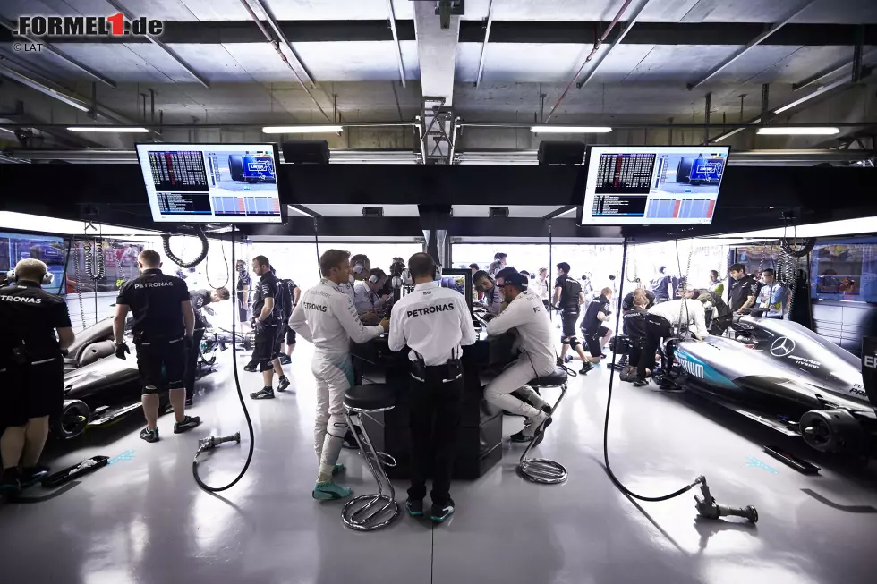 Foto zur News: Auf der Rennstrecke meint es China nicht gut mit ihm: Rückversetzung um fünf Startpositionen wegen Getriebewechsel, letzter Startplatz wegen Hybrid-Defekt im Qualifying, siebter Platz im Rennen. Im Mercedes-internen Stallduell gewinnt Rosberg nach sechs Siegen in Serie Oberwasser, ...