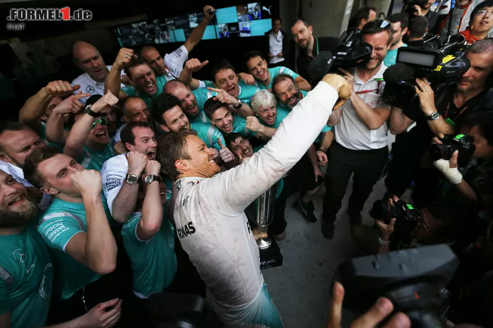 Foto zur News: ... und in der Fahrer-WM hat der Deutsche schon 36 Punkte Vorsprung auf seinen Teamkollegen - so viel wie noch nie. Dieses Sieger-Selfie mit dem Team landet später als Foto des Tages auf Facebook und Twitter.