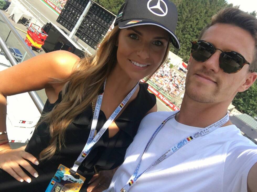 Foto zur News: Promi-Fans hat auch Nico Rosberg: Laura Wontorra (Tochter von TV-Moderator Jörg Wontorra) und ihr Verlobter Simon Zoller (Profi beim 1. FC Köln) schnuppern in Spa Formel-1-Luft. Das Daumendrücken zahlt sich aus: Rosberg gewinnt den Grand Prix von Belgien.