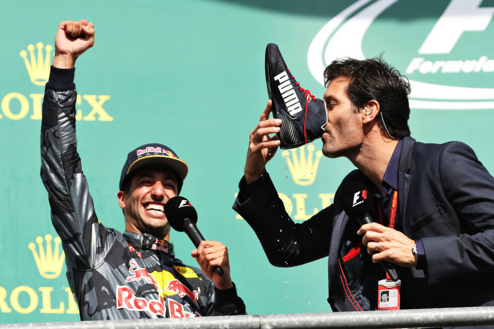 Foto zur News: ... dann fordert er auch Mark Webber auf, einen Schluck zu nehmen. Der zögert kurz, macht sich dann aber doch lieber zum Affen, als als Spielverderber zu gelten. Was man wissen muss: In Australien ist das bei erfreulichen Anlässen Sitte. &quot;Wir haben unser Land stolz gemacht&quot;, grinst Ricciardo.