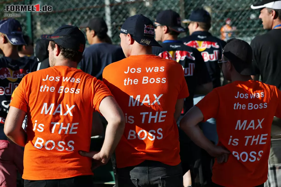 Foto zur News: Wer ist hier der Boss? 40.000 Oranjes, so heißt es, pilgern über die Grenze nach Spa-Francorchamps, um Max Verstappen zu sehen. Der belohnt seine Fans nicht, sondern liefert eine der durchwachsensten Leistungen seiner noch jungen Karriere ab. Das tut dem Volksfest aber keinen Abbruch.