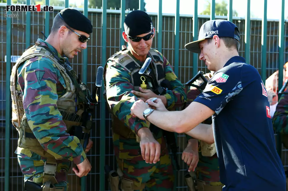 Foto zur News: Weil Brüssel einer der Terror-Hotspots in Europa ist, werden die Sicherheitsmaßnahmen beim Grand Prix von Belgien groß geschrieben. Die Militärsoldaten bewachen den Circuit wie einen Hochsicherheitstrakt. Aber für ein Verstappen-Autogramm wird man sich wohl mal ablenken lassen dürfen.