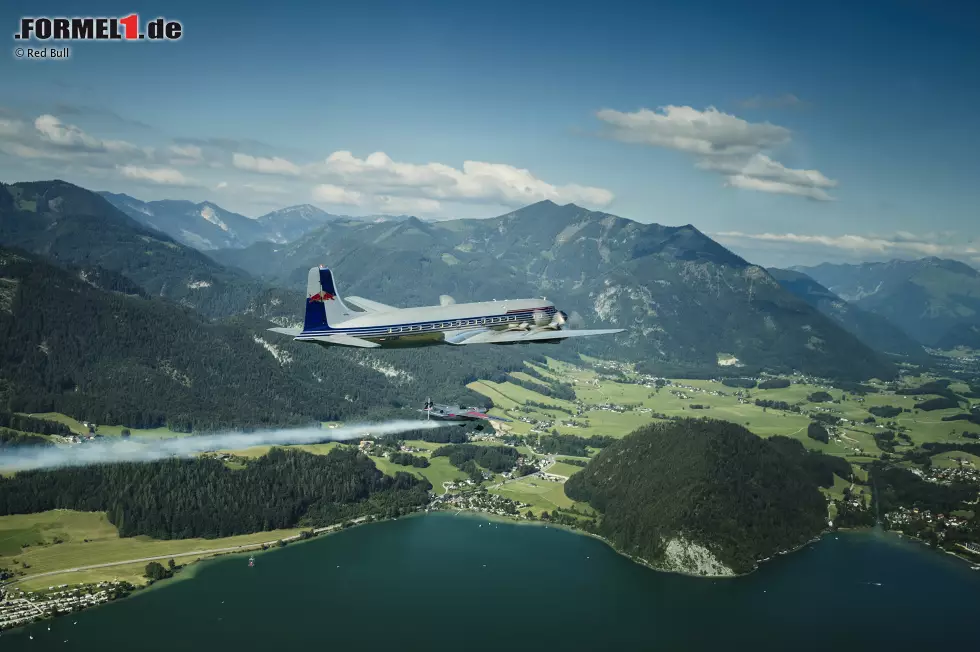 Foto zur News: Die schönste Art, zum Heim-Grand-Prix anzureisen: Mit einer DC6 aus der Sammlung von Dietrich Mateschitz fliegen Daniel Ricciardo, Max Verstappen, Christian Horner und Helmut Marko am Mittwoch vom Hangar-7 in Salzburg nach Zeltweg, zur Eurofighter-Basis des österreichischen Militärs ganz in der Nähe des Red-Bull-Rings.