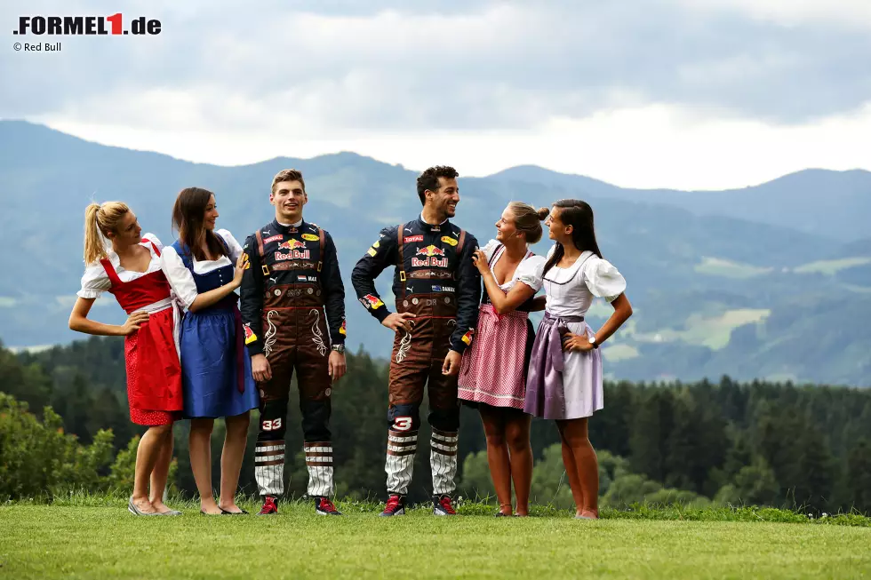 Foto zur News: Selbst die Fahrer kommen nicht um den &quot;Lederhosn&quot;-Look rum. Daniil Kwjat ist angesichts der speziell von Puma designten Rennoveralls erstmals froh, kein Red-Bull-Fahrer mehr zu sein. Andererseits scheint zumindest Ricciardo durchaus Gefallen an den Formula Unas im traditionellen Dirndl zu finden...