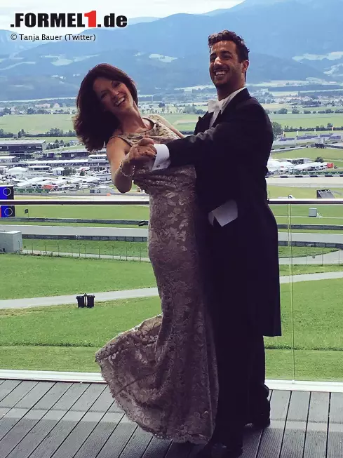 Foto zur News: Ricciardo kann aber auch elegant: In Austin 2015 hat er vor der Sky-Kamera ein Tänzchen mit Reporterin Tanja Bauer hingelegt und versprochen, das in Österreich 2016 zu wiederholen. Der Sender nahm in Baku Maß und ließ für Spielberg einen Frack maßschneidern. Beim Walzer im Schönberghof macht der Formel-1-Star gute Figur.