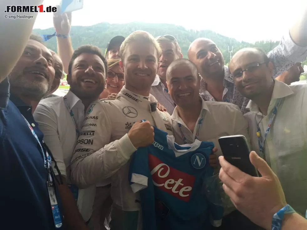 Foto zur News: Styling gibt&#039;s auch für Nico Rosberg, und zwar ein Trikot des SSC Napoli mit der Rückennummer 85 (sein Geburtsjahr), als Souvenir von italienischen Fans vor dem Euro-Elferdrama zwischen Deutschland und Italien. Rosberg hat zu Neapel eine besondere Beziehung: Vor zwei Jahren hat er dort die beste Pizza der Welt gesucht.