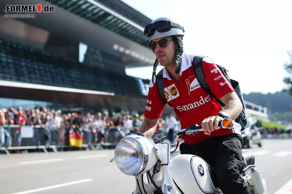 Foto zur News: Das Geburtstags-Wochenende geht wegen des Reifenschadens letztendlich in die Hose, Vettel versteht es aber trotzdem, es zu genießen. Zum Beispiel mit seiner eigenen Retro-BMW, mit der er jeden Tag vom in der Nähe angemieteten Haus zum Red-Bull-Ring kommt.