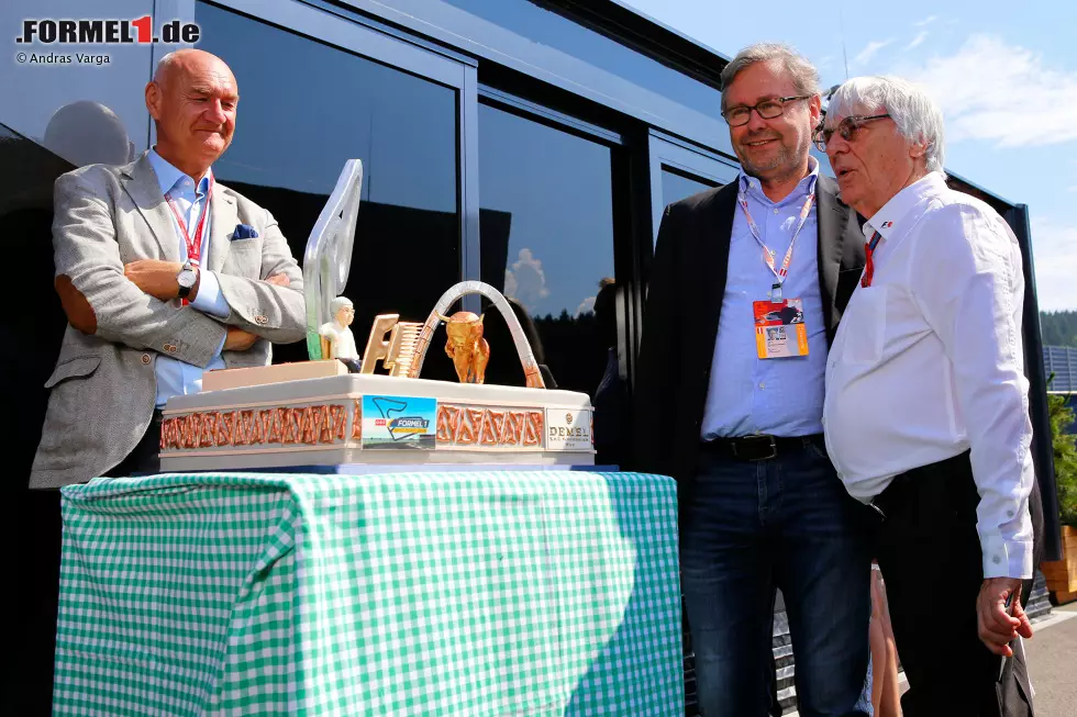 Heim-Broadcaster ORF hat es in Spielberg zur Tradition gemacht, die Gäste aus der Formel 1 am Rennwochenende zu beschenken. Für Chefpromoter Bernie Ecclestone gibt's aus den Händen von ORF-Generaldirektor Alexander Wrabetz eine Torte mit Mini-Bernie und Bulle. Foto zur News: Heim-Broadcaster ORF hat es in Spielberg zur Tradition gemacht, die Gäste aus der Formel 1 am Rennwochenende zu beschenken. Für Chefpromoter Bernie Ecclestone gibt's aus den Händen von ORF-Generaldirektor Alexander Wrabetz eine Torte mit Mini-Bernie und Bulle.