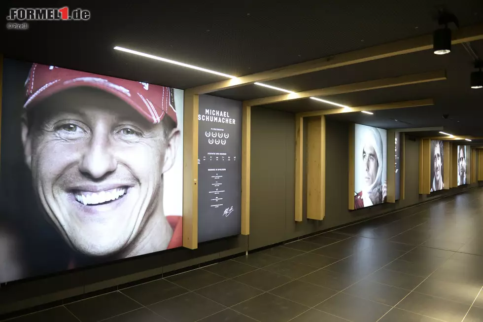 Foto zur News: Für die Journalisten geht&#039;s am Red-Bull-Ring unterirdisch vom Media-Center in den Paddock. Da, wo einem 2015 noch Pappfiguren aller aktuellen Fahrer entgegenlächelten, gibt&#039;s jetzt einen "Walk of Legends", allen voran Michael Schumacher. Audio-Guide inklusive.