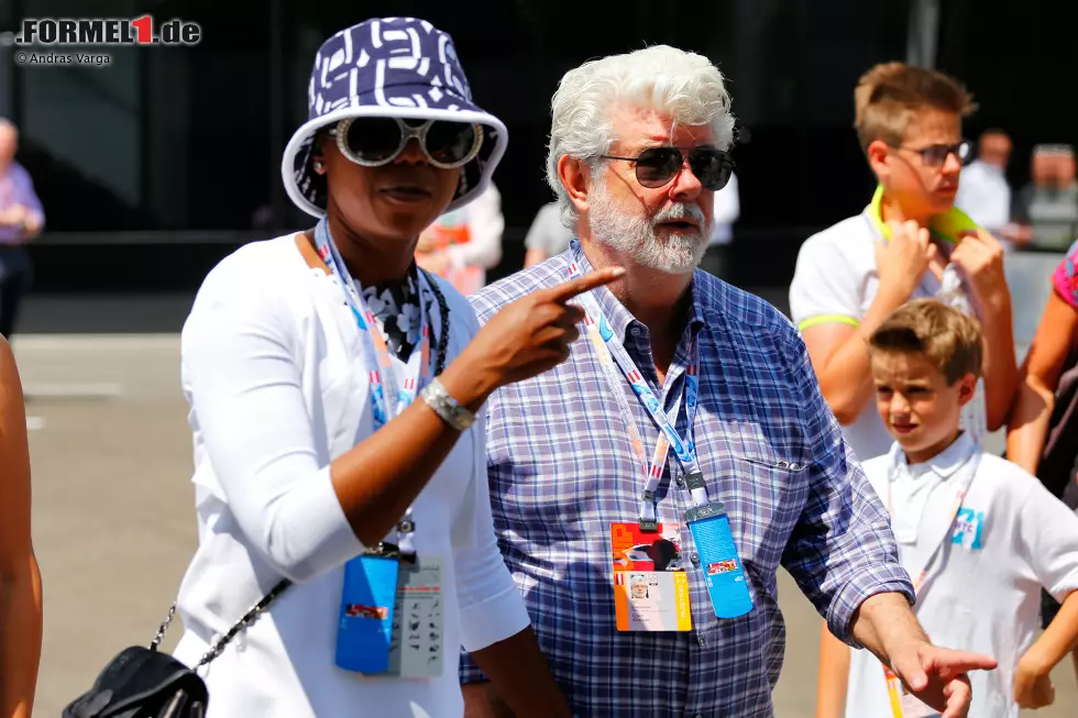 ... oder auch George Lucas, der mit Ehefrau Mellody Hobson kommt und sich wie schon so oft als fachkundiger Fan erweist. Unter anderem stattet der "Star-Wars"-Macher Frank Williams einen Besuch ab. Foto zur News: ... oder auch George Lucas, der mit Ehefrau Mellody Hobson kommt und sich wie schon so oft als fachkundiger Fan erweist. Unter anderem stattet der "Star-Wars"-Macher Frank Williams einen Besuch ab.