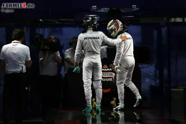 Ein Bild sagt mehr als 1.000 Worte: Polesetter Rosberg klopft dem unterlegenen Hamilton auf die Schulter - fast so, als wolle er ihn trösten. "Hamilton wirkt geknickt", fällt auch Experte Marc Surer auf. Was 13 Tausendstelsekunden für einen Unterschied machen können... Foto zur News: Ein Bild sagt mehr als 1.000 Worte: Polesetter Rosberg klopft dem unterlegenen Hamilton auf die Schulter - fast so, als wolle er ihn trösten. "Hamilton wirkt geknickt", fällt auch Experte Marc Surer auf. Was 13 Tausendstelsekunden für einen Unterschied machen können...