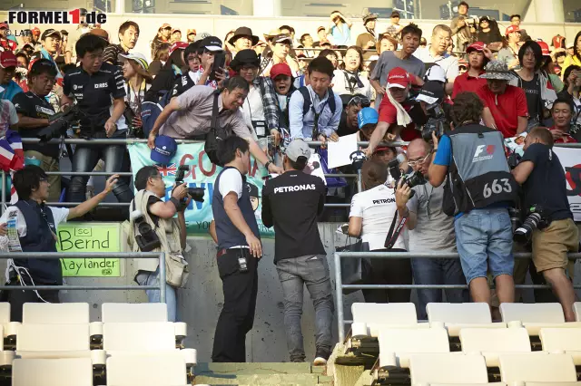 Man kann über Hamilton und seine Snapchat-Eskapaden denken, was man will, aber den direkten Kontakt zu den Fans, den sucht er immer noch vorbildlich. In Suzuka verlässt er als einer der wenigen Fahrer den Kokon des Paddocks beziehungsweise der Boxengasse, um den Fans auf der Haupttribüne persönlich Hallo sagen zu können. Foto zur News: Man kann über Hamilton und seine Snapchat-Eskapaden denken, was man will, aber den direkten Kontakt zu den Fans, den sucht er immer noch vorbildlich. In Suzuka verlässt er als einer der wenigen Fahrer den Kokon des Paddocks beziehungsweise der Boxengasse, um den Fans auf der Haupttribüne persönlich Hallo sagen zu können.