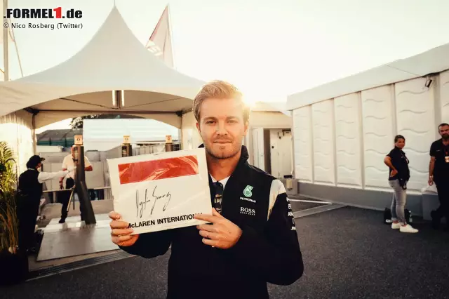 Und die japanischen Fans verdienen diese Aufmerksamkeit. Die Formel-1-Stars, die sich mit ihren Millionengagen ohnehin alles kaufen können, werden von ganz normalen Durchschnittsbürgern mit Geschenken überhäuft. Ein Fan hat Nico Rosberg sogar sein original Senna-Autogramm geschenkt. Ganz ehrlich: Würdest du das herschenken? Foto zur News: Und die japanischen Fans verdienen diese Aufmerksamkeit. Die Formel-1-Stars, die sich mit ihren Millionengagen ohnehin alles kaufen können, werden von ganz normalen Durchschnittsbürgern mit Geschenken überhäuft. Ein Fan hat Nico Rosberg sogar sein original Senna-Autogramm geschenkt. Ganz ehrlich: Würdest du das herschenken?