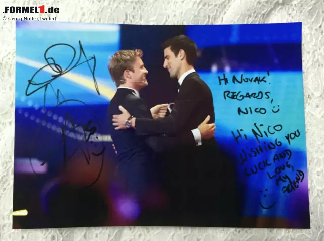 Apropos Autogramm: Rosbergs Medienbetreuer Georg Nolte hat dieses Foto gepostet, das Rosberg und Tennis-Ass Novak Djokovic zeigt. Der Clou daran: Der Fan, dem das Foto gehört, hat beide darauf unterschreiben lassen. Auf diese Weise schicken sich die beiden Sport-Stars Grußbotschaften hin und her. Foto zur News: Apropos Autogramm: Rosbergs Medienbetreuer Georg Nolte hat dieses Foto gepostet, das Rosberg und Tennis-Ass Novak Djokovic zeigt. Der Clou daran: Der Fan, dem das Foto gehört, hat beide darauf unterschreiben lassen. Auf diese Weise schicken sich die beiden Sport-Stars Grußbotschaften hin und her.