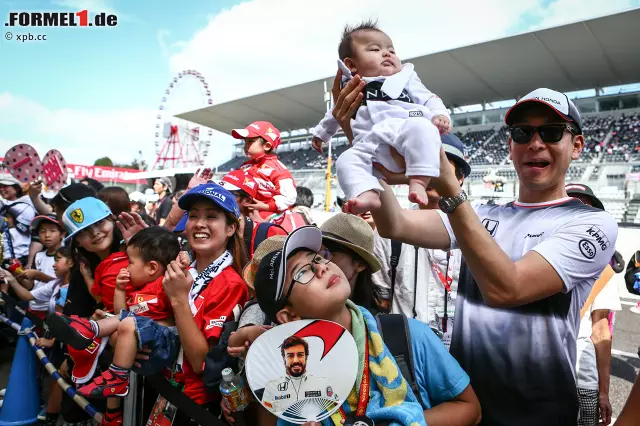 Früh übt sich: Kein anderes Publikum ist so verrückt wie das japanische, und das obwohl es keinen japanischen Fahrer gibt und Honda seit dem Comeback brutal hinterherfährt. Aber in Japan werden schon die Kids zur Formel 1 mitgebracht, und der Strampelanzug ist natürlich ein Rennoverall. Da ist das Ergebnis dann Nebensache. Foto zur News: Früh übt sich: Kein anderes Publikum ist so verrückt wie das japanische, und das obwohl es keinen japanischen Fahrer gibt und Honda seit dem Comeback brutal hinterherfährt. Aber in Japan werden schon die Kids zur Formel 1 mitgebracht, und der Strampelanzug ist natürlich ein Rennoverall. Da ist das Ergebnis dann Nebensache.