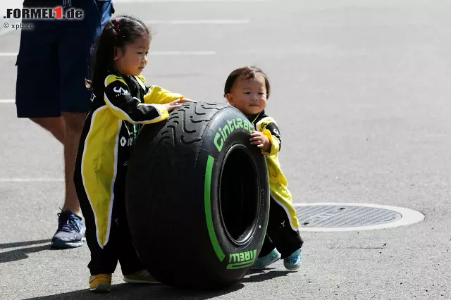 "Lass uns abhauen. Uns sieht eh gerade keiner!" Diese beiden Kids haben früh durchschaut, dass für Formel-1-Memorabilia auf eBay ein Vermögen gezahlt wird. Dass sie später einmal ihre eigenen Kinder nach Suzuka mitbringen werden, versteht sich von selbst. Einmal geimpft, lässt einen die Formel 1 nicht mehr los. Foto zur News: "Lass uns abhauen. Uns sieht eh gerade keiner!" Diese beiden Kids haben früh durchschaut, dass für Formel-1-Memorabilia auf eBay ein Vermögen gezahlt wird. Dass sie später einmal ihre eigenen Kinder nach Suzuka mitbringen werden, versteht sich von selbst. Einmal geimpft, lässt einen die Formel 1 nicht mehr los.