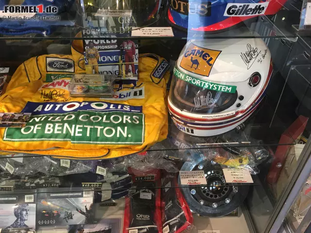 Aber das alles hat auch seine Schattenseiten. "Habe gestern im guten Glauben diesen Helm für einen aufgeregten Fan unterschrieben", twittert der ehemalige Formel-1-Fahrer Martin Brundle. "Heute wird er um 3.500 Pfund verkauft. Gauner! Das macht es für alle kaputt." Foto zur News: Aber das alles hat auch seine Schattenseiten. "Habe gestern im guten Glauben diesen Helm für einen aufgeregten Fan unterschrieben", twittert der ehemalige Formel-1-Fahrer Martin Brundle. "Heute wird er um 3.500 Pfund verkauft. Gauner! Das macht es für alle kaputt."