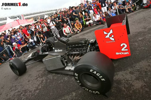 Was Ferrari in Italien, das ist Honda in Japan. Besonders die goldenen McLaren-Honda-Jahre mit Ayrton Senna am Steuer werden heute noch vergöttert. Auch wenn in Suzuka diesmal ein Chassis ausgestellt ist, in dem 1989 Alain Prost gesessen ist. Den haben die Japaner ein bisschen weniger geliebt. Foto zur News: Was Ferrari in Italien, das ist Honda in Japan. Besonders die goldenen McLaren-Honda-Jahre mit Ayrton Senna am Steuer werden heute noch vergöttert. Auch wenn in Suzuka diesmal ein Chassis ausgestellt ist, in dem 1989 Alain Prost gesessen ist. Den haben die Japaner ein bisschen weniger geliebt.