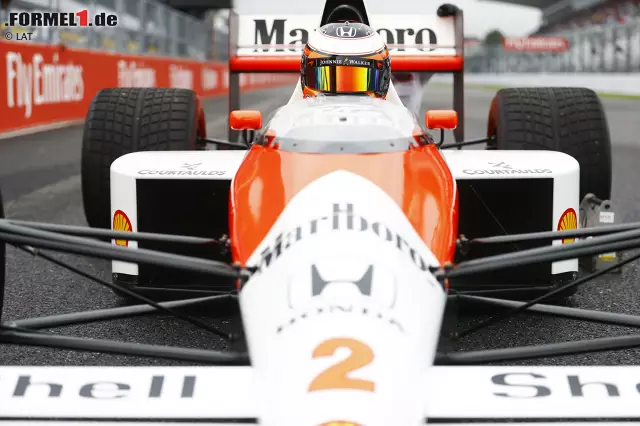 Stoffel Vandoorne darf damit sogar ein paar Demorunden drehen, quasi im direkten "Duell" gegen Lokalmatador Kazuki Nakajima in einem 1988er-Ferrari. Nächstes Jahr wird Vandoorne dann schon im aktuellen McLaren-Honda sitzen - und hoffentlich dort anknüpfen, wo Senna einst aufgehört hat. Foto zur News: Stoffel Vandoorne darf damit sogar ein paar Demorunden drehen, quasi im direkten "Duell" gegen Lokalmatador Kazuki Nakajima in einem 1988er-Ferrari. Nächstes Jahr wird Vandoorne dann schon im aktuellen McLaren-Honda sitzen - und hoffentlich dort anknüpfen, wo Senna einst aufgehört hat.