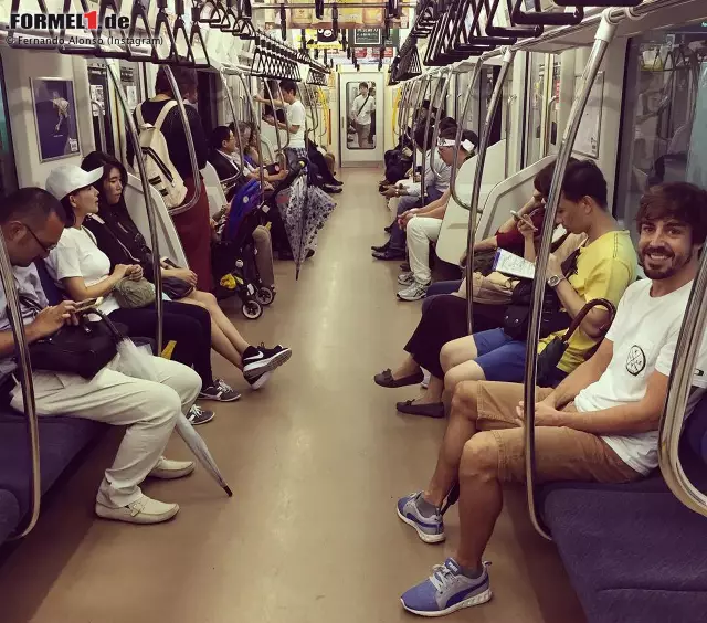 McLarens Gegenwart heißt Fernando Alonso. Der Spanier genießt in der Weltstadt Tokio seine Anonymität in der Menge und fährt statt mit Privatchauffeur einfach mit der U-Bahn. Instagram-Fotobeweis inklusive. Dass das für einen Honda-Fahrer in Japan möglich ist? Wir sind genauso baff. Foto zur News: McLarens Gegenwart heißt Fernando Alonso. Der Spanier genießt in der Weltstadt Tokio seine Anonymität in der Menge und fährt statt mit Privatchauffeur einfach mit der U-Bahn. Instagram-Fotobeweis inklusive. Dass das für einen Honda-Fahrer in Japan möglich ist? Wir sind genauso baff.
