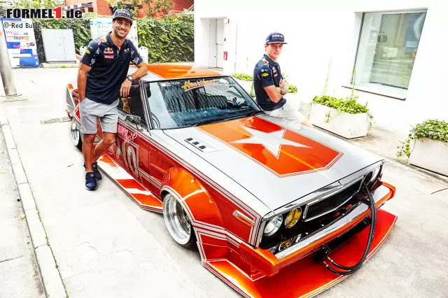 Bei ihrem Besuch bei Red Bull Japan in Tokio werden Daniel Ricciardo und Max Verstappen, frisch nach ihrem Doppelsieg in Malaysia, mit diesem Low-Rider, dem sogenannten "Kaido Racer" von Eigentümer Souki, überrascht. Bevor es mit dem Bullet-Train zurück nach Suzuka geht, machen die beiden eine Spritztour durch Shibuya. Foto zur News: Bei ihrem Besuch bei Red Bull Japan in Tokio werden Daniel Ricciardo und Max Verstappen, frisch nach ihrem Doppelsieg in Malaysia, mit diesem Low-Rider, dem sogenannten "Kaido Racer" von Eigentümer Souki, überrascht. Bevor es mit dem Bullet-Train zurück nach Suzuka geht, machen die beiden eine Spritztour durch Shibuya.