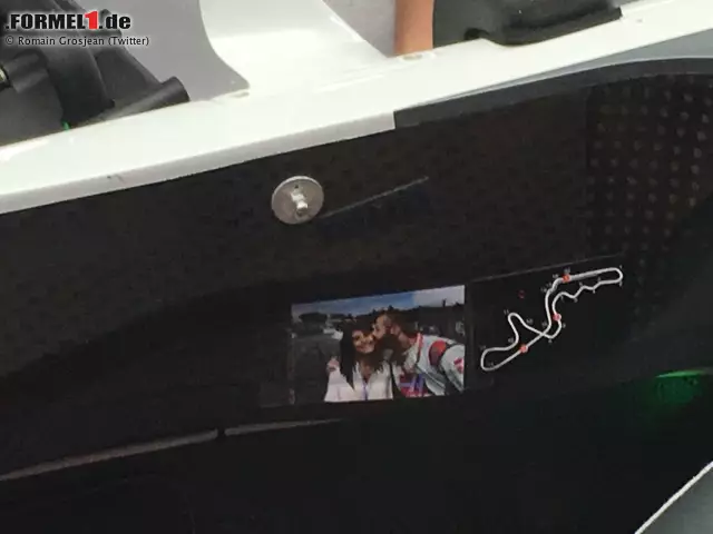 Motivation mal anders: Die Haas-Mechaniker kleben Romain Grosjean ein Foto ins Cockpit, auf dem einer der ihren seine Ehefrau Marion küsst. Die ungewöhnliche Methode verfehlt ihre Wirkung nicht: Zum ersten Mal seit Bahrain am 2. April fährt der Franzose wieder in die Top 10 der Startaufstellung! Foto zur News: Motivation mal anders: Die Haas-Mechaniker kleben Romain Grosjean ein Foto ins Cockpit, auf dem einer der ihren seine Ehefrau Marion küsst. Die ungewöhnliche Methode verfehlt ihre Wirkung nicht: Zum ersten Mal seit Bahrain am 2. April fährt der Franzose wieder in die Top 10 der Startaufstellung!