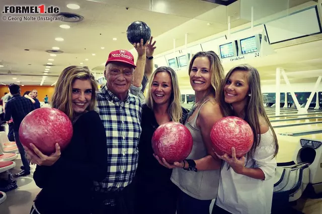 Wenn seine Birgit das sehen würde! Im fernen Japan lässt es sich Niki Lauda beim Mercedes-Bowlingabend gut gehen. Hauptsache blond, Hauptsache hübsch. Ob die Damen auch beim Heimflug mit an Bord dürfen, auf dem der WM-Titel gefeiert wird, entzieht sich unserer Kenntnis. Ganz egal: Käpt'n Lauda trinkt eh kein Bier, wenn er fliegt, ... Foto zur News: Wenn seine Birgit das sehen würde! Im fernen Japan lässt es sich Niki Lauda beim Mercedes-Bowlingabend gut gehen. Hauptsache blond, Hauptsache hübsch. Ob die Damen auch beim Heimflug mit an Bord dürfen, auf dem der WM-Titel gefeiert wird, entzieht sich unserer Kenntnis. Ganz egal: Käpt'n Lauda trinkt eh kein Bier, wenn er fliegt, ...
