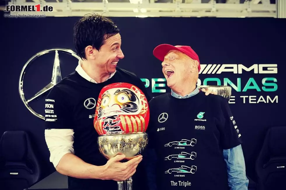 Foto zur News: Jetzt dürfen Toto Wolff und Niki Lauda endlich ihre Weltmeister-T-Shirts auspacken. Fertig gedruckt im Gepäck waren diese schon in Malaysia dabei. Woraus das Mercedes-Team etwas gelernt hat: Nie schon die Party planen, bevor die Titelentscheidung wirklich durch ist! Willi Weber weiß, dass so etwas viel Geld kosten kann...