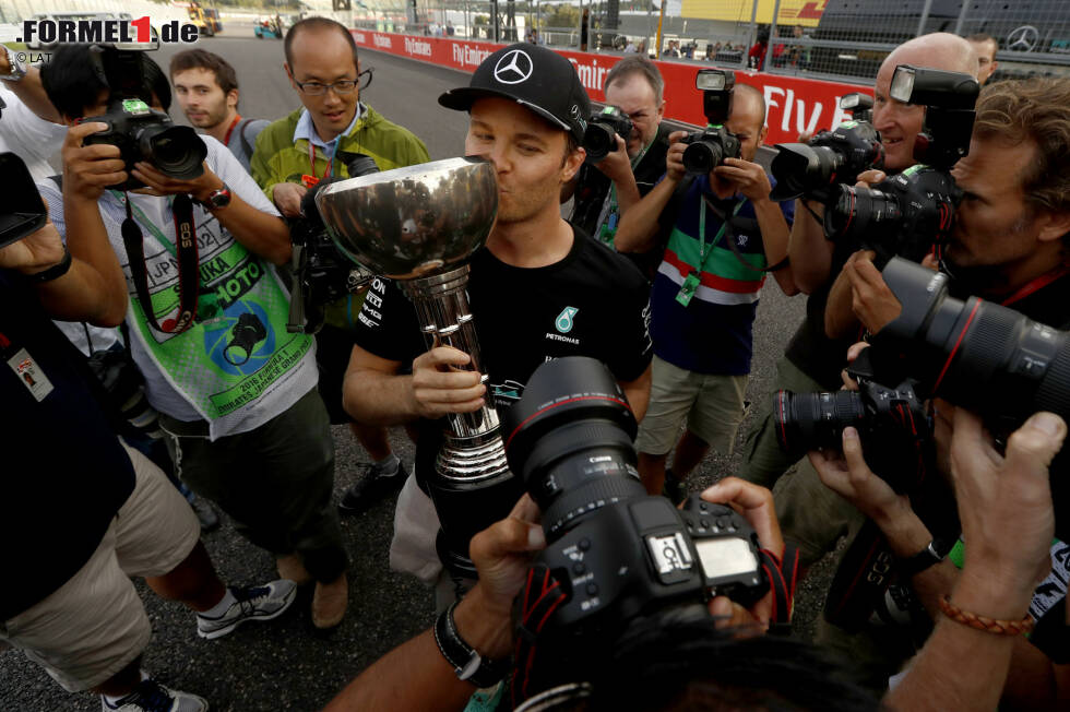 Foto zur News: Nico Rosberg rückt dem Traum vom ersten WM-Titel immer näher. Während sich Lewis Hamilton mit den Medien herumärgert, gewinnt er einfach Autorennen - und genießt hinterher den Erfolg. Wird er in den noch ausstehenden vier Rennen dreimal Zweiter und einmal Dritter, ist er durch - selbst bei vier Hamilton-Siegen.
