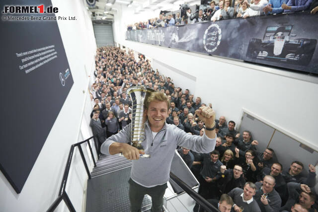 Foto zur News: Nico Rosberg tritt auf dem Höhepunkt seiner Karriere ab: Nach dem Gewinn des WM-Titels macht der Deutsche Schluss mit der Formel 1 und wird seinen Titel 2017 nicht verteidigen. Damit ist er bereits der sechste Pilot, der als Champ nicht zurückkehrt. Wir blicken in die Geschichte...