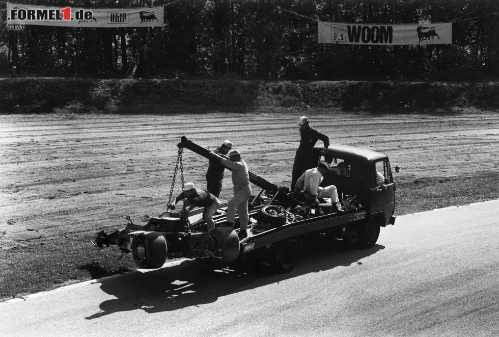 Rindt liegt in der WM komfortabel in Führung, als er im Training von Monza mit seinem Lotus verunglückt. Schon zuvor hatte es Sicherheitsbedenken um die Boliden von Colin Chapman gegeben. Die letzten vier Saisonrennen finden ohne Rindt statt, sein Vorsprung wird jedoch nicht mehr aufgeholt. Foto zur News: Rindt liegt in der WM komfortabel in Führung, als er im Training von Monza mit seinem Lotus verunglückt. Schon zuvor hatte es Sicherheitsbedenken um die Boliden von Colin Chapman gegeben. Die letzten vier Saisonrennen finden ohne Rindt statt, sein Vorsprung wird jedoch nicht mehr aufgeholt.