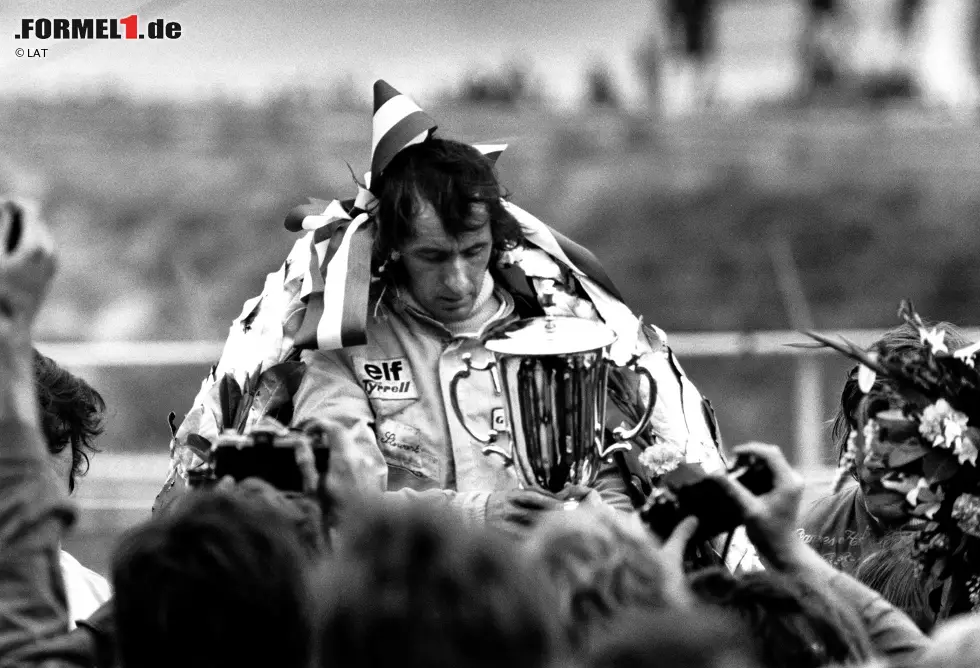 Jackie Stewart kann seinen Ruhestand hingegen bis heute genießen. Auch der Schotte steht in der Liste, obwohl er zweimal erfolglos versuchte, seinen Titel zu verteidigen. Doch nach dem dritten Titel 1973 ist für den heutigen "Sir" endgültig Schluss: "Ich war müde von den Reisen und vom Fahren", sagt er heute. Foto zur News: Jackie Stewart kann seinen Ruhestand hingegen bis heute genießen. Auch der Schotte steht in der Liste, obwohl er zweimal erfolglos versuchte, seinen Titel zu verteidigen. Doch nach dem dritten Titel 1973 ist für den heutigen "Sir" endgültig Schluss: "Ich war müde von den Reisen und vom Fahren", sagt er heute.