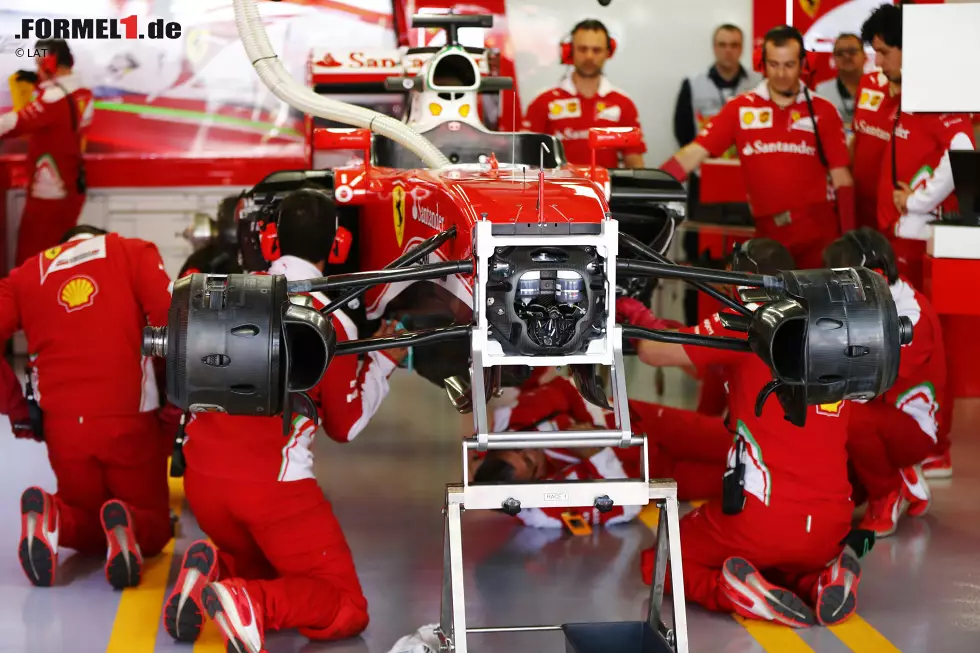 Foto zur News: Für den schnellen Stadtkurs in Baku überarbeiteten die Formel-1-Teams die Aerodynamik für weniger Anpressdruck. Auch unter der Haube gibt es Veränderungen, was die starke Performance von Force India erklärt. Auf den nächsten Seiten blicken wir auf die technischen Details.