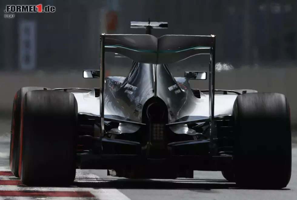 Foto zur News: In der Heckansicht des F1 W07 ist die nach unten gezogene Fläche des Heckflügels deutlich zu erkennen. Außerdem verzichtet Mercedes wie viele andere Teams auf den sogenannten &quot;Monkey Seat&quot; beim Auspuff.