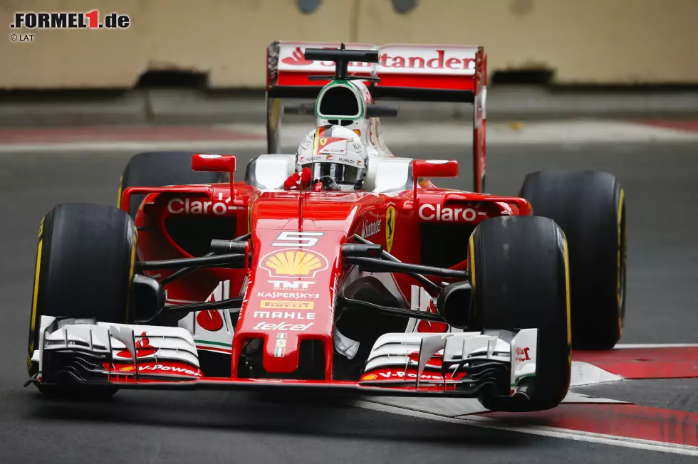 Foto zur News: Ferrari setzt zwar auf einen geraden Heckflügel, aber die Flaps wurden etwa auf die Hälfte verkleinert, um den Anpressdruck zu verringern. Auch beim Frontflügel wird mit zwei Flap-Elementen auf wenig Abtrieb gesetzt. Diese Version war schon zu Saisonbeginn zu sehen.