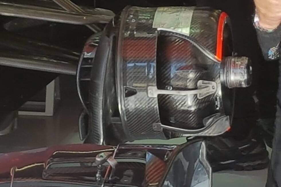 Foto zur News: Hochkomplex die neue McLaren-Bremsbelüftung, die sich die Luft durch eine &quot;Schaufel&quot; holt und nicht durch den Abstand zwischen Belüftung und Felge. Die Bremsbelüftung wirkt mit dem neuen Frontflügel zusammen, um den Luftstrom rund um die Vorderräder zu verbessern.