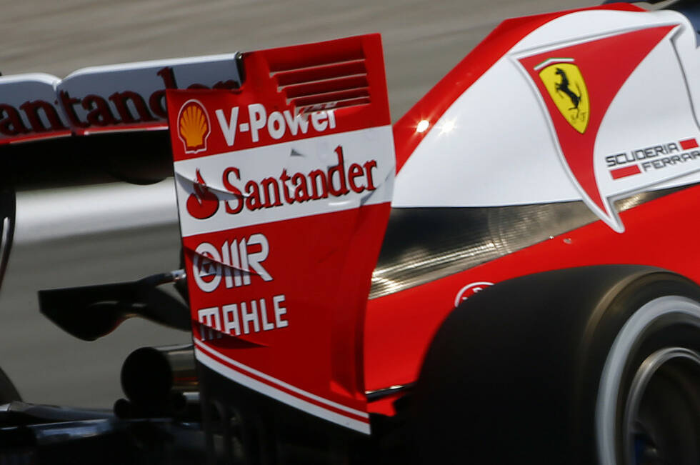 Foto zur News: Ferrari hält sich mit Barcelona-Updates zurück. Am offensichtlichsten ist die veränderte Heckflügel-Endplatte. Zudem soll der SF16-H insgesamt Gewicht verloren haben.