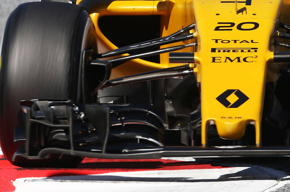 Foto zur News: Renault bringt sein Entwicklungsprogramm 2016 langsam in die Gänge. In der Box liegen in Barcelona drei unterschiedliche Frontflügel-Varianten. Auch der Heckflügel ist neu. Laut Kevin Magnussen handelt es sich dabei aber nur um eine High-Downforce-Spezifikation.
