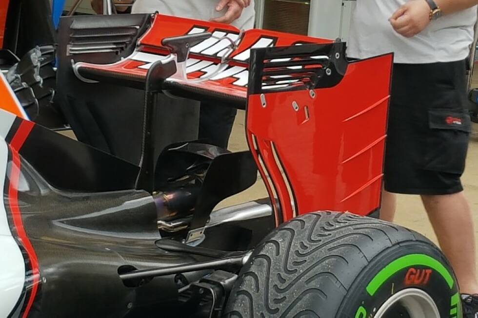 Foto zur News: Der verbesserte Heckflügel ist das zweite größere Haas-Update während der laufenden Saison. Auffällig vor allem der detailreichere Monkey-Seat. Und Haas fährt auch erstmals mit der neuesten Ausbaustufe des Ferrari-Antriebs.