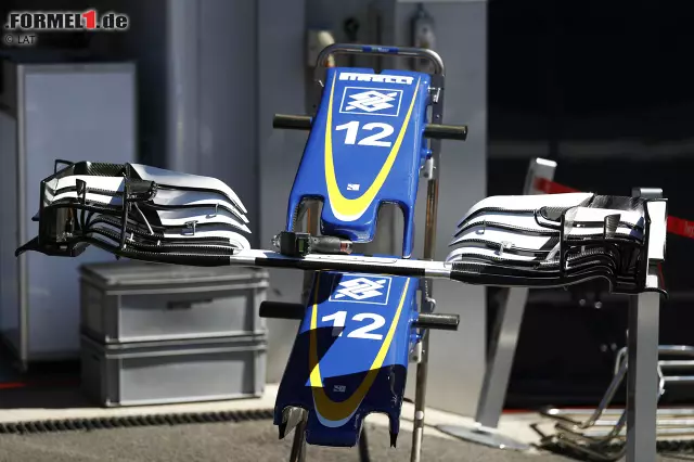 Foto zur News: Dank des Investments von Neo-Eigentümer Longbow bringt das Sauber-Team in Spa das erste große Update-Paket der Saison. Zwar konventionell im Design, aber doch neu sind unter anderem Frontflügel, Nase und Bremsbelüftungen. Die Frontflügel-Aufhängungen erfüllen außerdem die Rolle von Turning-Vanes. Das hat man sich von Williams abgeschaut.