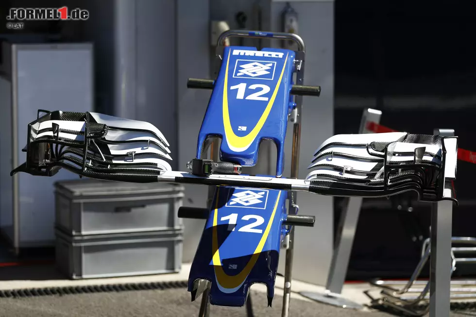 Foto zur News: Dank des Investments von Neo-Eigentümer Longbow bringt das Sauber-Team in Spa das erste große Update-Paket der Saison. Zwar konventionell im Design, aber doch neu sind unter anderem Frontflügel, Nase und Bremsbelüftungen. Die Frontflügel-Aufhängungen erfüllen außerdem die Rolle von Turning-Vanes. Das hat man sich von Williams abgeschaut.