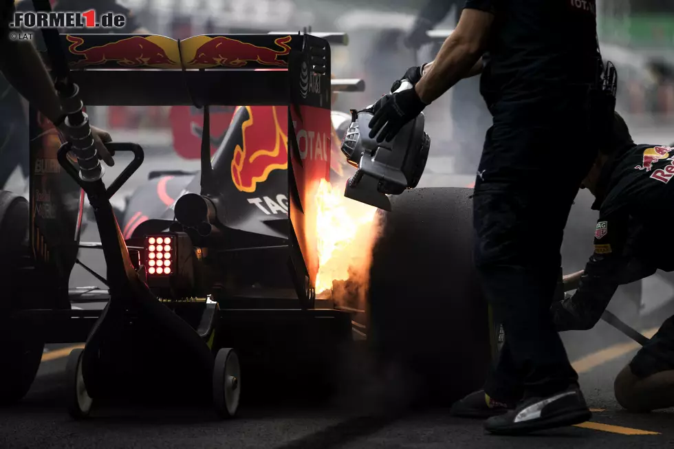 Foto zur News: Die Kombination aus einer zu schnellen In-Lap an die Box und der Höhenlage in Mexiko-Stadt führt am Freitag dazu, dass die rechte Hinterradbremse von Max Verstappen verbrennt. Das kostet den Red-Bull-Fahrer weite Teile der ersten Session. Ein konzeptioneller Fehler liegt jedoch nicht vor.