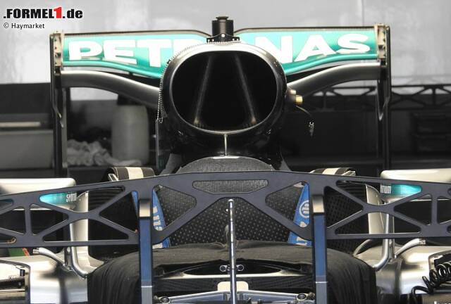 Foto zur News: Mercedes kommt, wie immer gut vorbereitet, mit mehreren Heckflügel-Varianten nach Monza. Obwohl ein spezieller Monza-Flügel mit extrem flachem Profil entwickelt wurde, ist letztendlich nur der durchgebogene Baku-Flügel im Einsatz.