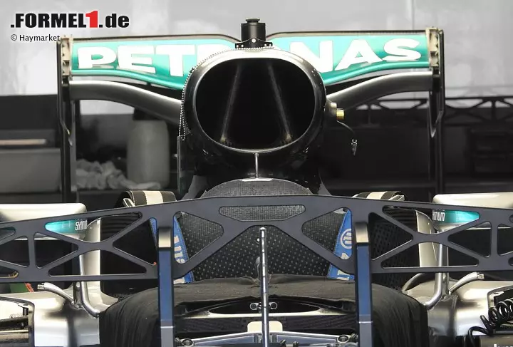 Mercedes kommt, wie immer gut vorbereitet, mit mehreren Heckflügel-Varianten nach Monza. Obwohl ein spezieller Monza-Flügel mit extrem flachem Profil entwickelt wurde, ist letztendlich nur der durchgebogene Baku-Flügel im Einsatz. Foto zur News: Mercedes kommt, wie immer gut vorbereitet, mit mehreren Heckflügel-Varianten nach Monza. Obwohl ein spezieller Monza-Flügel mit extrem flachem Profil entwickelt wurde, ist letztendlich nur der durchgebogene Baku-Flügel im Einsatz.