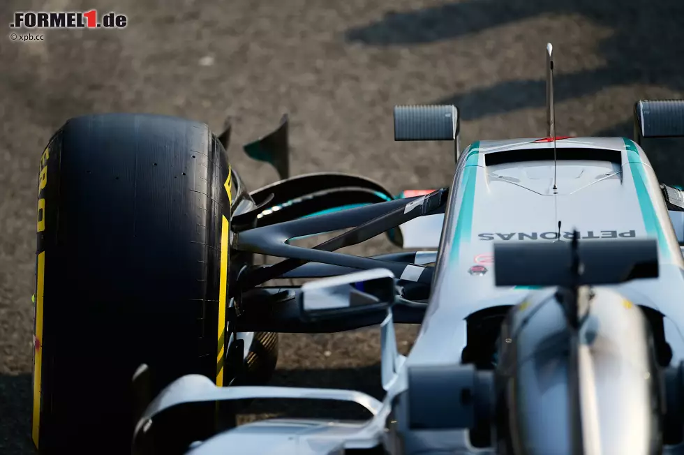 Außerdem setzt Mercedes auf ein asymmetrisches Vorderbremsen-Layout. Hintergrund: In Monza wird das linke Vorderrad stärker belastet. Also wurden dort Hitzeschilder eingezogen, um die Abwärme von den Bremsen von Felge und Reifen abzuschirmen. Foto zur News: Außerdem setzt Mercedes auf ein asymmetrisches Vorderbremsen-Layout. Hintergrund: In Monza wird das linke Vorderrad stärker belastet. Also wurden dort Hitzeschilder eingezogen, um die Abwärme von den Bremsen von Felge und Reifen abzuschirmen.
