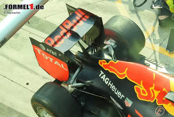 Weil es Renault an Power fehlt, fährt Red Bull mit kleinen Flügeln. Der extrem flache Heckflügel ermöglicht einen höheren Topspeed. Die Schlitze, die normalerweise den Luftwiderstand verringern, entfallen bei dieser Version - weil der Luftwiderstand ohnehin schon so niedrig ist. Neu auch die Bremsbelüftung. Foto zur News: Weil es Renault an Power fehlt, fährt Red Bull mit kleinen Flügeln. Der extrem flache Heckflügel ermöglicht einen höheren Topspeed. Die Schlitze, die normalerweise den Luftwiderstand verringern, entfallen bei dieser Version - weil der Luftwiderstand ohnehin schon so niedrig ist. Neu auch die Bremsbelüftung.