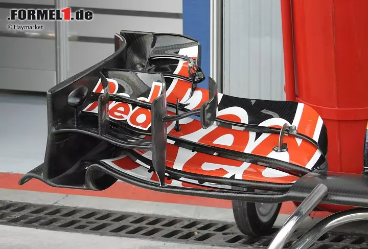 Um das Leistungsdefizit des 2015er-Ferrari-Motors zu kaschieren, fährt Toro Rosso mit extrem wenig Anpressdruck. Je nach Heckflügel-Einstellung werden zwei unterschiedliche Frontflügel angebaut, um die Balance zu stabilisieren. Die extremere der beiden Versionen kommt sogar ganz ohne Gurney-Flaps aus. Foto zur News: Um das Leistungsdefizit des 2015er-Ferrari-Motors zu kaschieren, fährt Toro Rosso mit extrem wenig Anpressdruck. Je nach Heckflügel-Einstellung werden zwei unterschiedliche Frontflügel angebaut, um die Balance zu stabilisieren. Die extremere der beiden Versionen kommt sogar ganz ohne Gurney-Flaps aus.